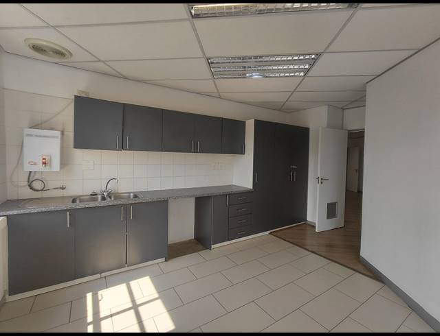 412M² OFFICE TO LET IN FOURWAYS